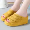 Chinelos de salto alto femininos de verão com sola grossa para casa estilo coreano sandálias de cunha da moda sapatos com furos antiderrapantes para banheiro respiráveis para uso externo