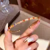 Pulseira Oval com Zircônia Banhada a Ouro 18k Real Moda Simples Versátil Anel de Mão Leve Luxo Nicho Toque de Alto Padrão Joia para Mão