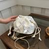 Bolso de Mano Pequeño con Diseño de Pliegues de Nicho Francés para Mujer 2026 Nuevo Verano Bolso Cubo Sencillo Bolso Cruzado de Moda