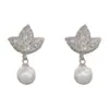 Pendientes de Zirconia con Hoja de Arce y Perla para Mujer, Moda Versátil Exquisita de Nicho, Colgantes para Oreja Brillantes, Diseño Elegante de Lujo Ligero, Venta al por Mayor