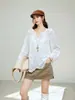 Camisa Branca Bordada com Recortes Estilo Boho Francês Nanyou para Mulheres, Decote V, Caimento Solto, Camisa Crochê Estilo Emagrecedor para Férias
