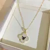 Livro Vermelho mesmo estilo pingente de trevo de quatro folhas todo em diamante gota de óleo ratinho colar para mulheres moderno corrente de clavícula de luxo leve toque de alta qualidade