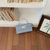 Bolso Cuadrado Pequeño Tejido de Alto Gama Modelo Nuevo 2026 para Mujer, Bolso de Mano Versátil Estilo Coreano, Bolso Cruzado con Cierre de Candado de Lujo Ligero