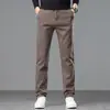 Pantalones de hombre casuales de estilo de negocios para primavera y otoño, corte ajustado, elásticos, modernos, de pierna recta, con un diseño sofisticado y lujoso, con forro polar añadido para calidez y grosor
