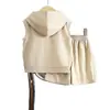 Chaleco sin mangas con capucha de punto gofrado y cierres a presión, un top casual y moderno para niños, con un diseño simple y versátil de corte holgado