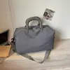 La bolsa de viaje portátil ShuaiMijia es ligera y tiene una gran capacidad, adecuada para viajes, como bolsa de maternidad, y cuenta con un diseño de separación de húmedo y seco, lo que la hace ideal para actividades deportivas y de fitness.