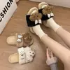 ¡Cachorro cremoso~! Cálidas y lindas, estas pantuflas de moda, de suela gruesa, que aumentan la altura y son peludas, son perfectas para usarlas al aire libre en otoño.. Son pantuflas de algodón para mujer de una sola tira