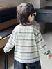 Camiseta de manga longa listrada para meninos Q130, coleção primavera e outono, macia e confortável, estilo novo, casual e com caimento solto, blusa infantil