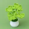 Flores Artificiales Simuladas Hechas a Mano Terminadas Trébol de Cuatro Hojas Planta Pequeña en Maceta Flores de Lana Tejidas Adornos Pequeños para el Hogar, Oficina, Coche