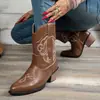 Botas de Cowboy Ocidentais Bordadas Femininas 2026 Outono Novo Salto Grosso Versátil Meio da Panturrilha Retro Corte em V Tamanho Grande Botas Martin Atacado