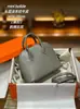 Bolso de Concha Majia Patrón de Cabra Herrajes de Acero Bolide Mini Compartimento Único Cruzado de Hombro de Mano Versátil Bolso para Mujer