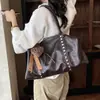 Bolso de mano grande con tachuelas estilo coreano para mujer, nuevo bolso tote retro de moda tendencia 2026, bolso de mano para ir al trabajo