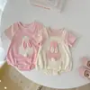 Macacão de verão para recém-nascidas, com tema de coelhinho, falso conjunto de duas peças, macacão de algodão de manga curta para bebês meninas, leve