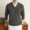 Suéter masculino com decote em V e design de tricô com padrão de losangos, uma peça superior quente e confortável para outono e inverno, moderno e versátil, com toque de alta qualidade