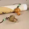 Talla de sándalo verde, lindo oso de fresa de dibujos animados para colgar en el teléfono, estilo de pareja, llavero, colgante para bolso, colgante para unidad USB, adorable osito colgante