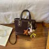 Bolsa Balde Retrô de Nicho Portátil Feminina Outono/Inverno 2026 Nova Bolsa Transversal Bordada Acolchoada com Diamantes Bolsa de Ombro Único para Trabalho e Trajeto