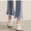 Mocassins femininos em couro macio estilo francês, novo modelo outono 2026, sapatos rasos sem cadarço para o dia a dia com solas macias
