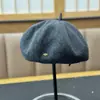 Boina retro estilo británico para otoño e invierno con un pequeño logo, elegante y versátil, hace que la cara se vea más pequeña, sombrero de artista clásico y sencillo