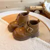 Botines estilo Martin para niños, nueva colección otoño 2026, modelo único, color liso, zapatos pequeños de cuero estilo británico para bebés niñas, botines de una sola pieza de moda para niñas
