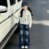 Conjunto de duas peças de suéter estilo coreano para meninas 2026 outono e inverno, conjunto casual de duas peças com suéter de tricô com capuz e jeans para crianças mais velhas