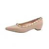 Sapatos de salto baixo com rebite nude 2026 Estilo Outono Sapatos femininos franceses com aumento interno de altura não cansam os pés slip-on temperamento sapatos para o dia a dia