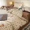 Juego simple de cuatro piezas de hilo de chenilla de alta calidad Clase A, cómodo juego de tres piezas para dormitorio, ropa de cama suave y acogedora para una buena noche de sueño, diseño de dibujos animados al por mayor