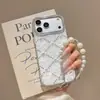 Pulseira de Strass Pérola com Laço Banhada a Ouro Adequada para Capa de Celular Apple 17 Pro Max iPhone 16 Lente de Strass