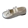 Sapatos rasos femininos estilo francês com laço, novo modelo de primavera 2026, versáteis com saias, sapatos Mary Jane
