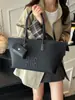 Bolsa de Grande Capacidade para Mulheres no Outono e Inverno, Bolsa de Ombro Simples Versátil 2025, Bolsa Tote Texturizada Popular para o Dia a Dia deste Ano