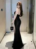 Vestido preto elegante estilo balada para mulheres, luxo leve, modelador, com inserções de tule, efeito transparente, alça fina tipo espaguete e fenda na saia longa