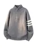 Suéter de punto gris claro con media cremallera y tres rayas para hombre, con un diseño relajado y casual y cuello alto, perfecto para el otoño