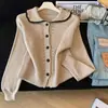 Cardigã de tricô pequeno, delicado e elegante em estilo francês para mulheres, um novo design outono/inverno que exala um charme jovem e doce, feito de tecido de tricô macio e confortável