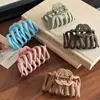 Presilha de Garra Simples Fosca Estilo Coreano para Mulheres com Cabelos Grossos, Adequada para Penteados Presos na Nuca, Presilha Tubarão com Toque de Luxo, Acessório de Presilha de Cabelo Abóbora