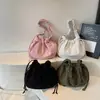 Bolsa Tote de Cordão Simples Transfronteiriça para Mulheres Outono 2025 Nova Bolsa de Ombro Transversal de Veludo de Luxo Leve