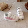 Novos tênis infantis 2026 primavera e outono novo modelo sapatos brancos infantis tênis versáteis com biqueira shell para bebês e crianças pequenas