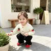 Conjunto de estilo coreano para niña 2026 nuevo modelo cárdigan de punto de cereza infantil y pantalones casuales de lana conjunto de dos piezas para primavera y otoño