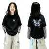 Camiseta de algodón de manga larga con cuello redondo y estampado de chica de dibujos animados, corte holgado, versátil, con rayas, imitación de dos piezas para niñas pequeñas