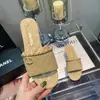 Estilo pequeño y fragante familia C 2025 verano nuevo sandalias de playa al aire libre para mujer chanclas planas de cuero con cadena y diamantes