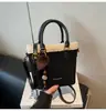 Bolso Vintage Esmerilado de Nicho para Mujer 2025 Nuevo Versátil para el Trabajo al Hombro Debajo del Brazo Bolso Cubo de Mano Versátil