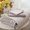 [Productos Premium de Xiangling] Juego de cuatro piezas de colcha de verano de gasa de doble capa transpirable 100% algodón con diseño de cordón, gasa de doble cara