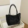 Bolsa tote fresca da moda deste ano para mulheres, nova bolsa de ombro plissada de cor sólida para o outono de 2026, bolsa de axila para o dia a dia