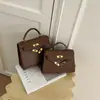 Bolso de mano simple de moda transfronterizo 2026, bolsa tipo Kelly para mujer, bolso cuadrado pequeño versátil para hombro y bandolera casual