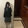 Suéter de moda de estilo coreano, diseño de nicho con corbata de lazo y patchwork, combinado con un conjunto de falda de lunares para estudiantes en otoño