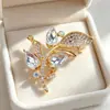 Broche de guirlanda floral cravejado em toda a extensão estilo Ins, pin de guirlanda floral oca de cristal requintado, versátil para o dia a dia e para usar em casacos de noite