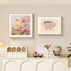 Un lujoso juego de sofás para sala de estar con diseño floral, combinado con un juego de cuadros decorativos para el dormitorio, incluyendo un cuadro para la cabecera del dormitorio principal, creando una sofisticada exhibición de arte mural.