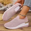 Zapatos casuales deportivos para mujer de comercio exterior europeo y americano, nuevo modelo de verano 2026, tacón de cuña, punta redonda, zapatos slip-on para mujer con pedrería