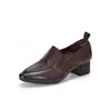 Sapatos de couro artesanais com corte profundo, feitos de couro bovino de alta qualidade, com bico fino, salto grosso de altura média, estilo vintage e simples, adequados para o dia a dia, sapatos femininos de salto baixo