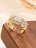 Anillo de Luz de Zirconia Incrustada en Oro Real Chapado en Cobre Transfronterizo Europeo y Americano Lujo Ligero Sensación de Alta Gama Anillo para el Dedo Joyería de Mano Versátil Fabricante Venta al por Mayor en Stock
