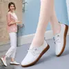 Zapatos tipo gorro de piel genuina para mujer Exportación Primavera y Otoño Nuevos Zapatos Blancos de Suela Suave de Una Pierna Antideslizantes Zapatos de Mamá Casuales Zapatos Pequeños de Cuero
