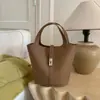 Bolsa Balde Cesta da Moda para Mulheres 2025 Outono Nova Bolsa de Ombro de Alto Valor Bolsa Transversal Niche de Cor Sólida Simples